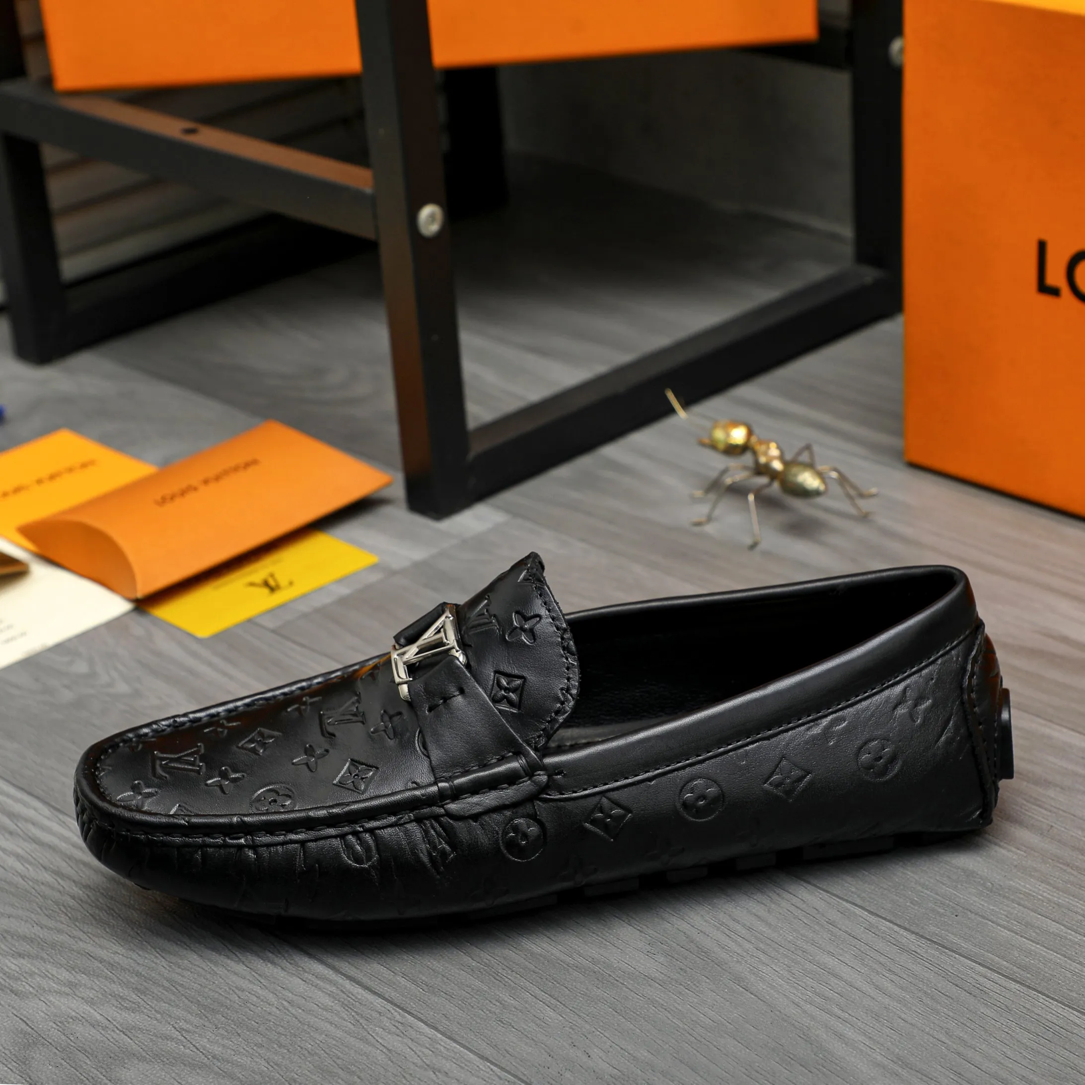 Men's shoes 💰p420 Product trademark: LV (Louis Vuitton) casual slip-on men's shoes Regular size: 38-44 Product materials: Selected high-quality cowhide embossed upper, sheepskin lining, rubber outsole